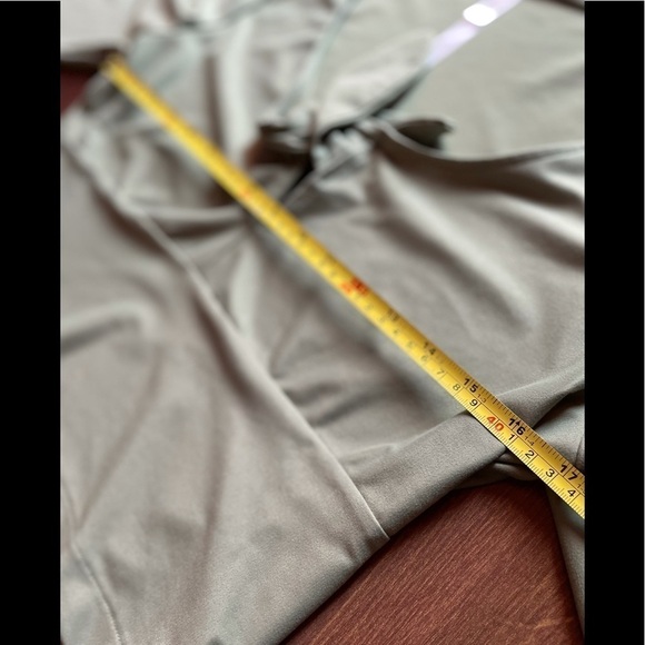 🌿SUMMER SALE🌿VICTORIA SPORT Crop Top Long Sleeve Green size Large - Picture 9 of 11